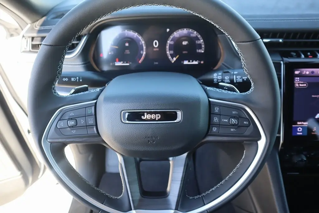 2025 Jeep Grand Cherokee Limited photo 2