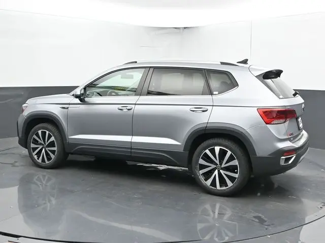 2022 Volkswagen Taos SE photo 2
