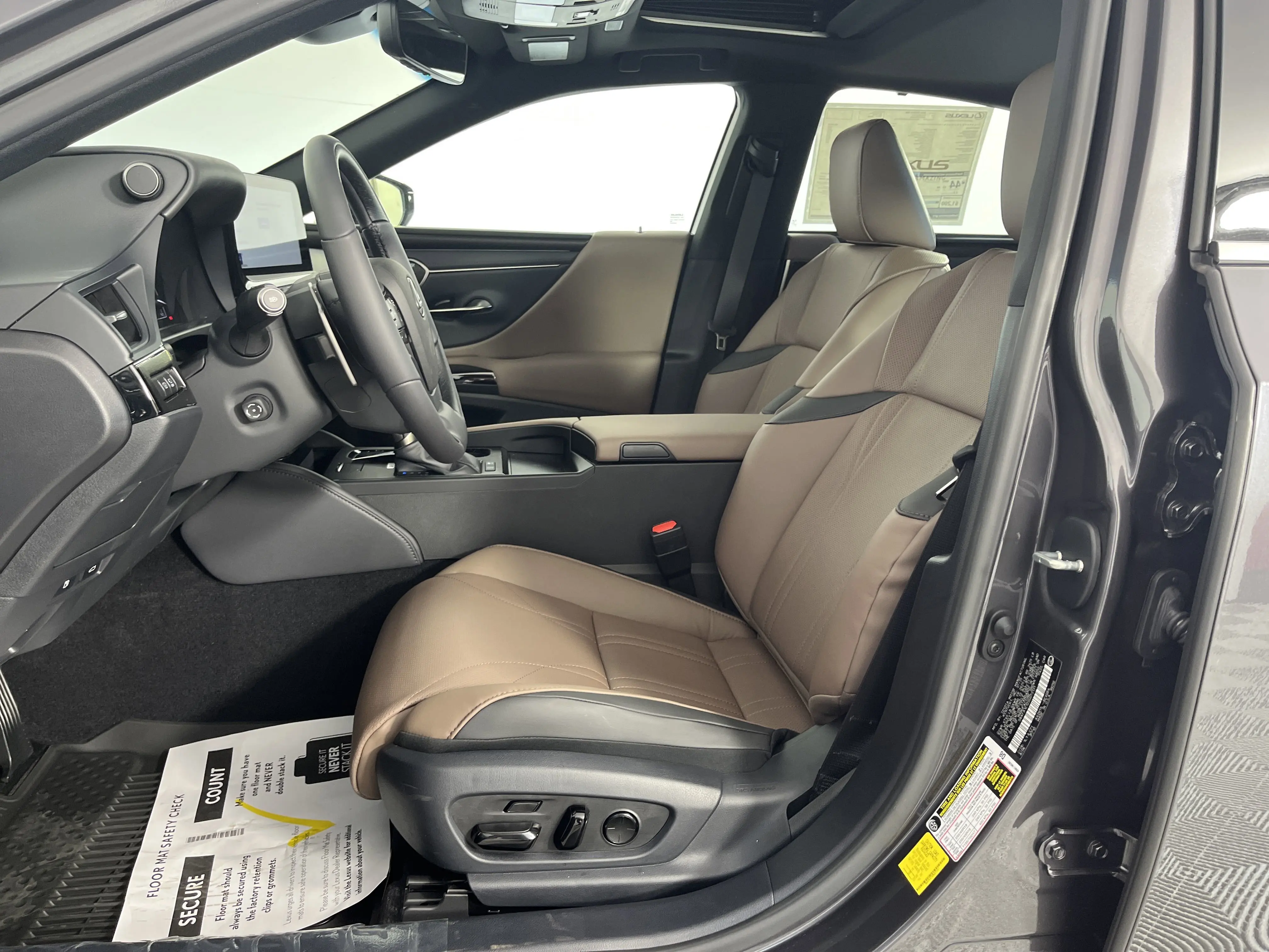 2025 Lexus ES 300h Ultra Luxury photo 2