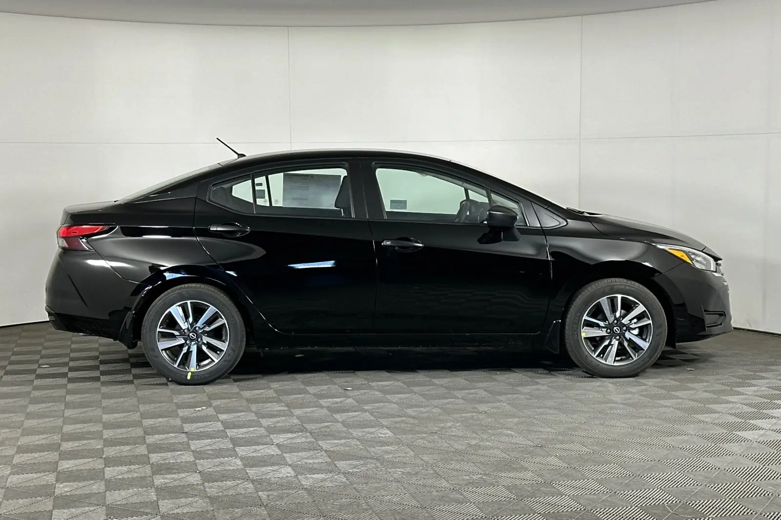 2025 Nissan Versa 1.6 S photo 2