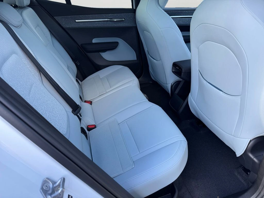 2025 Volvo - image 7