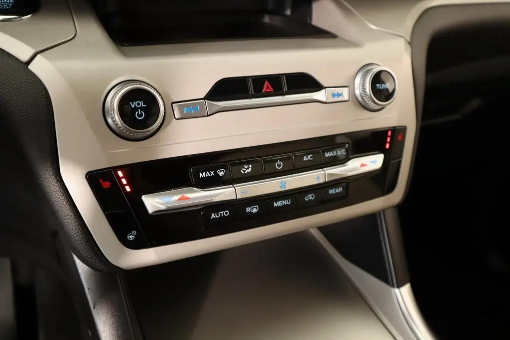2024 Ford Explorer XLT photo 6