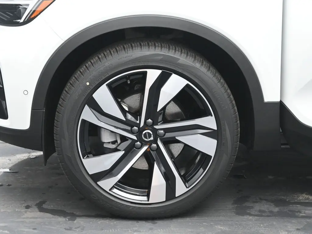 2025 Volvo - image 29