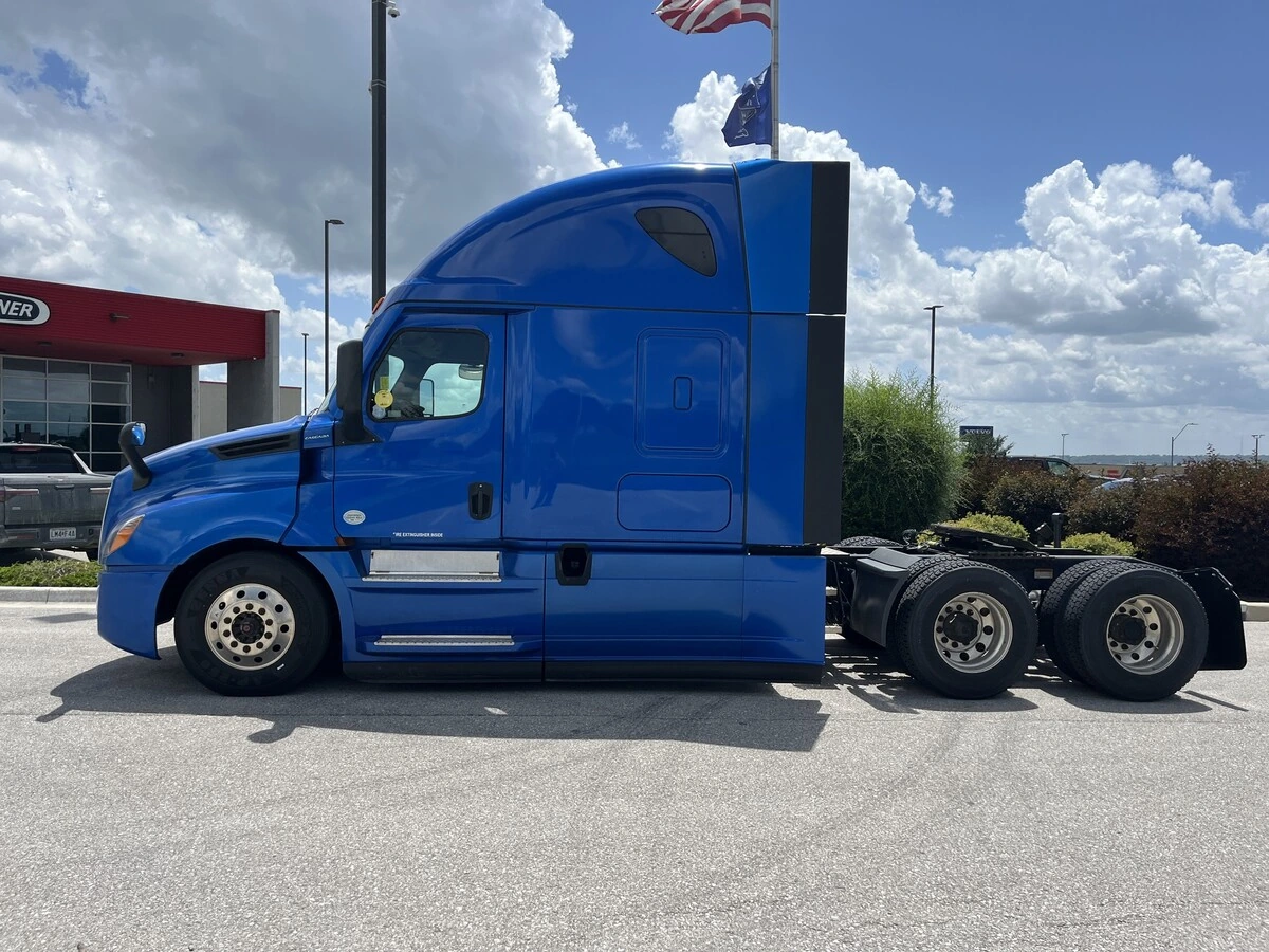 2022 Freightliner Cascadia — photo 8