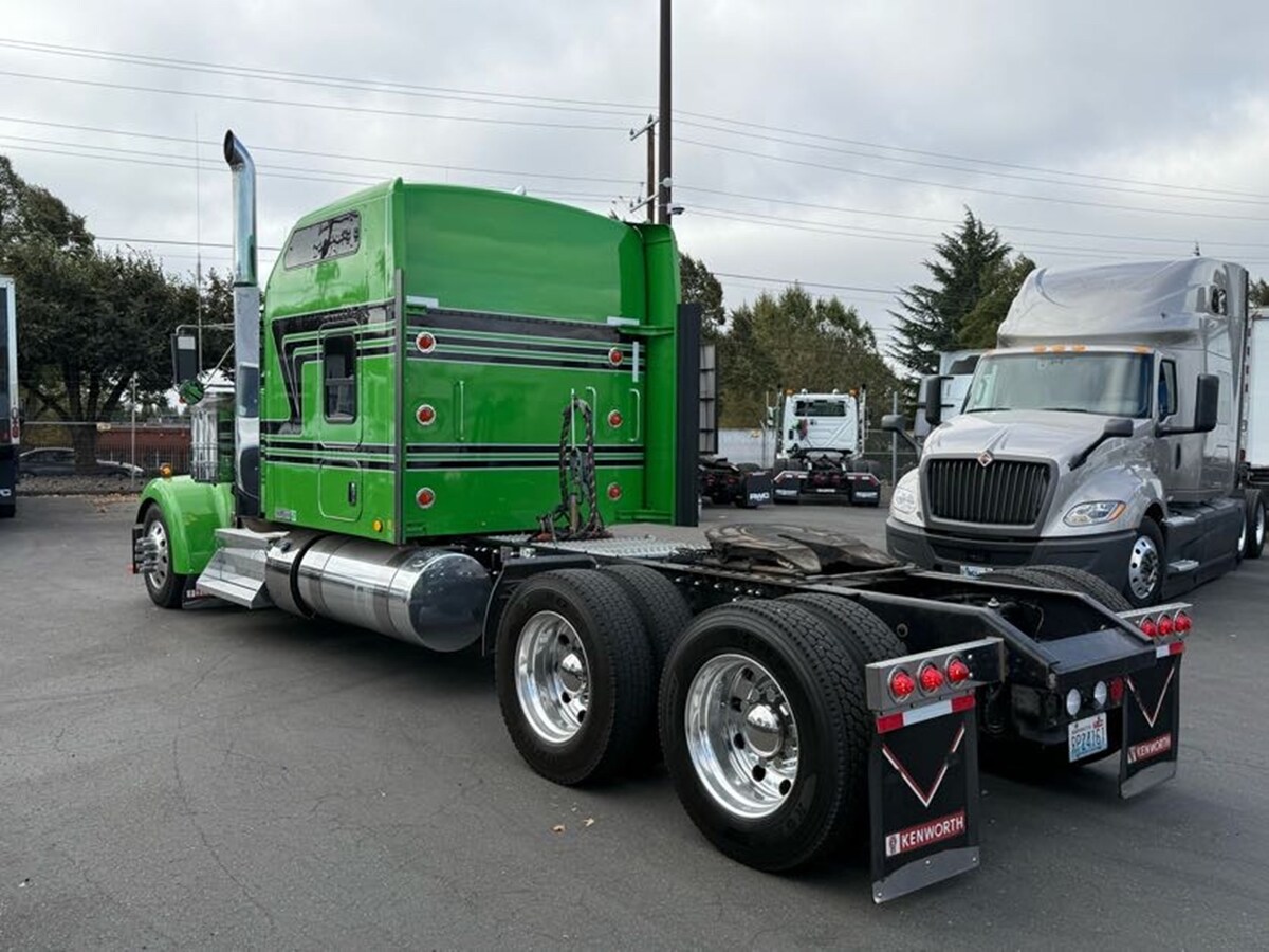 2022 Kenworth W900 in Portland, OR — photo 4