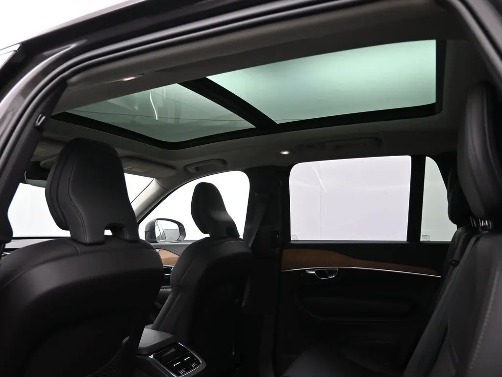 2025 Volvo - image 24