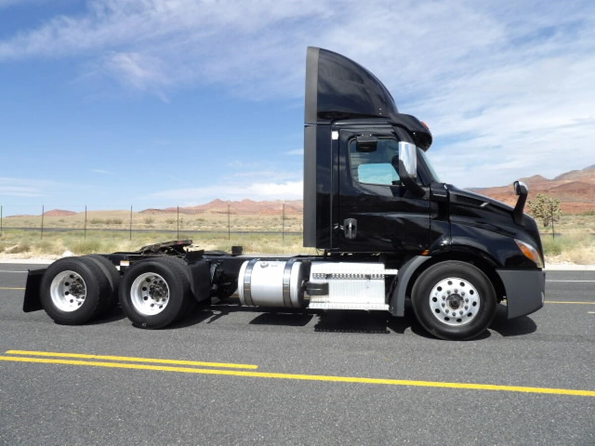 2023 Freightliner Cascadia — photo 6