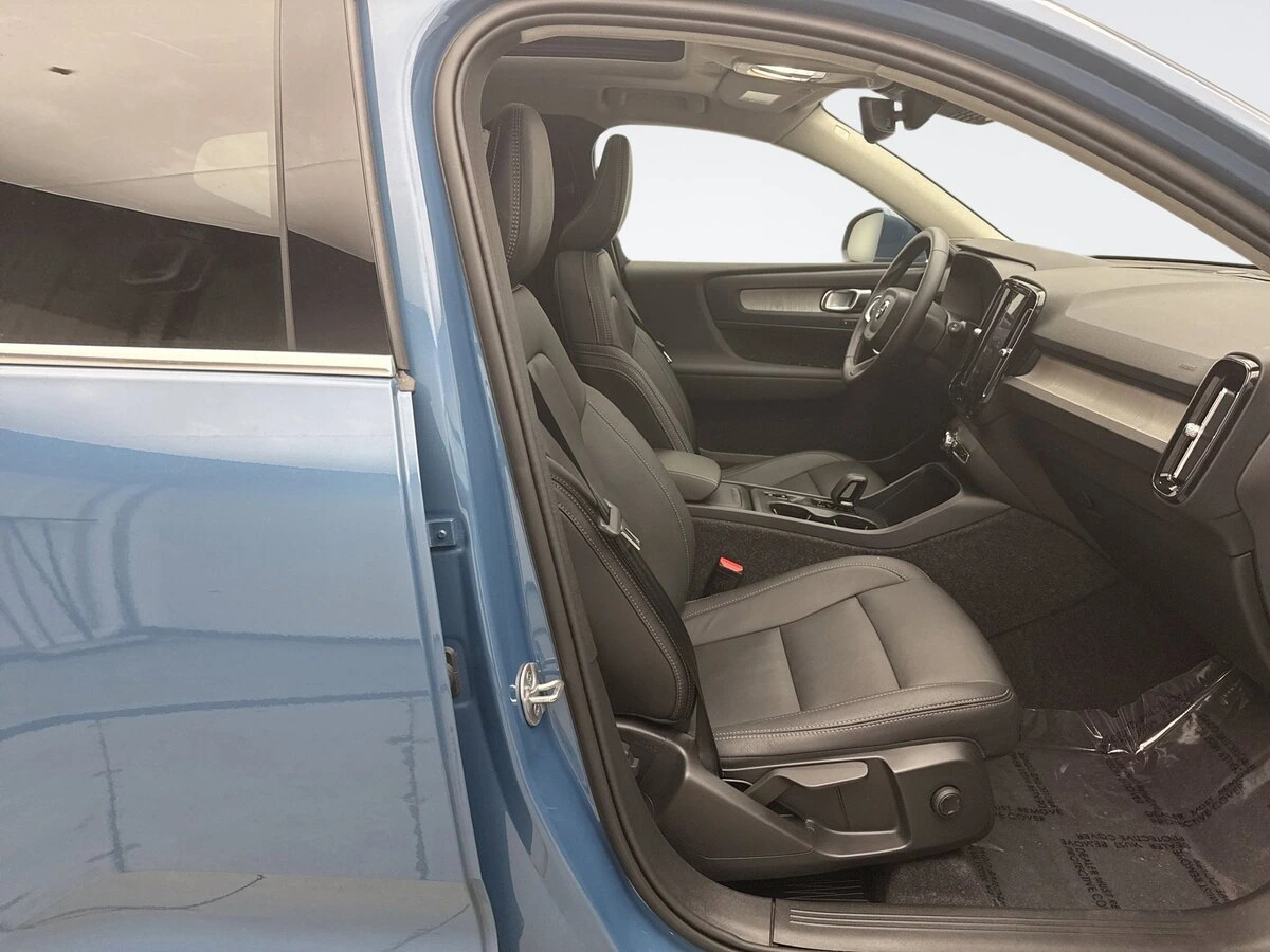 2025 Volvo - image 18