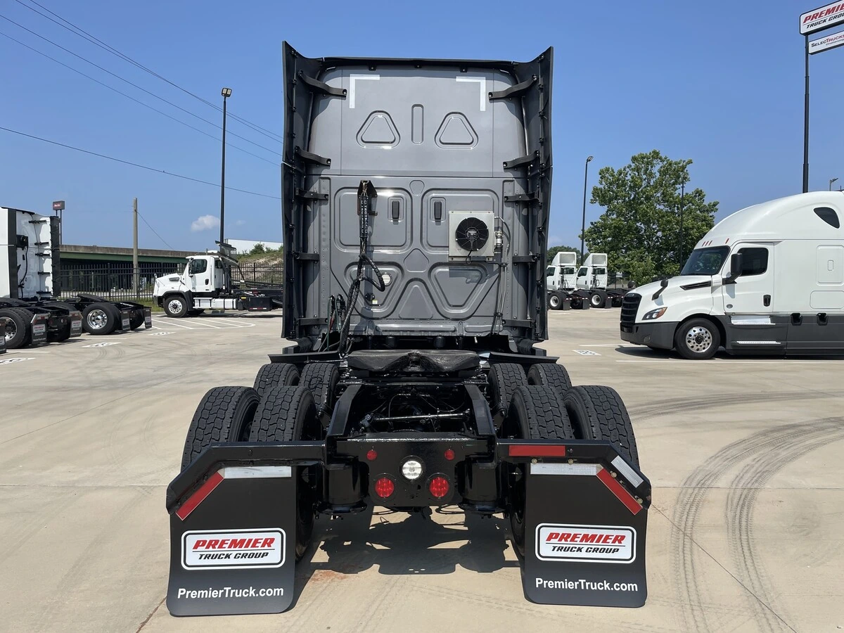 2022 Freightliner Cascadia — photo 8