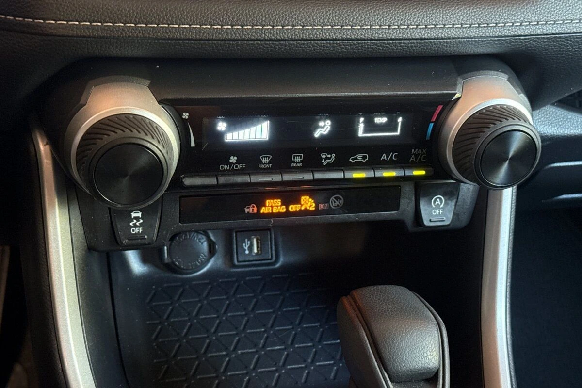 2025 Toyota RAV4 LE - Photo 20