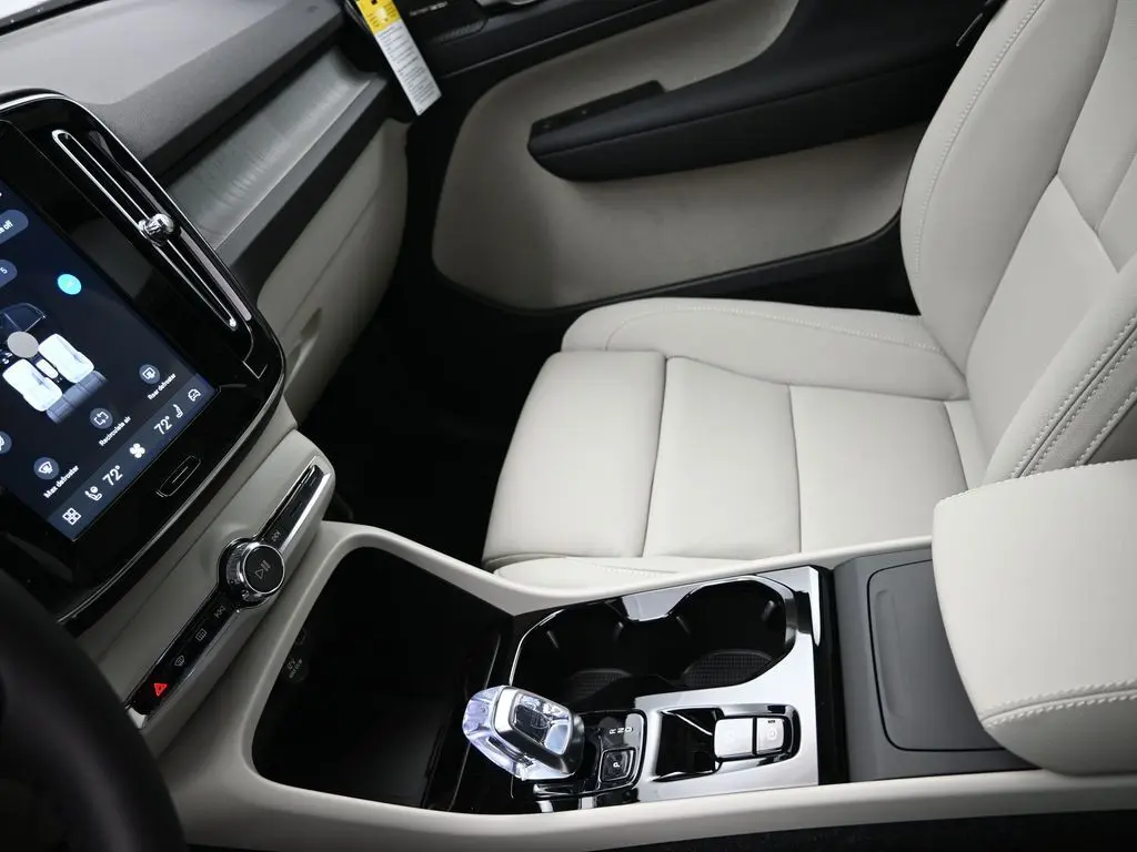 2026 Volvo - image 17