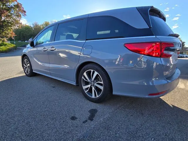 2023 Honda Odyssey Touring photo 3