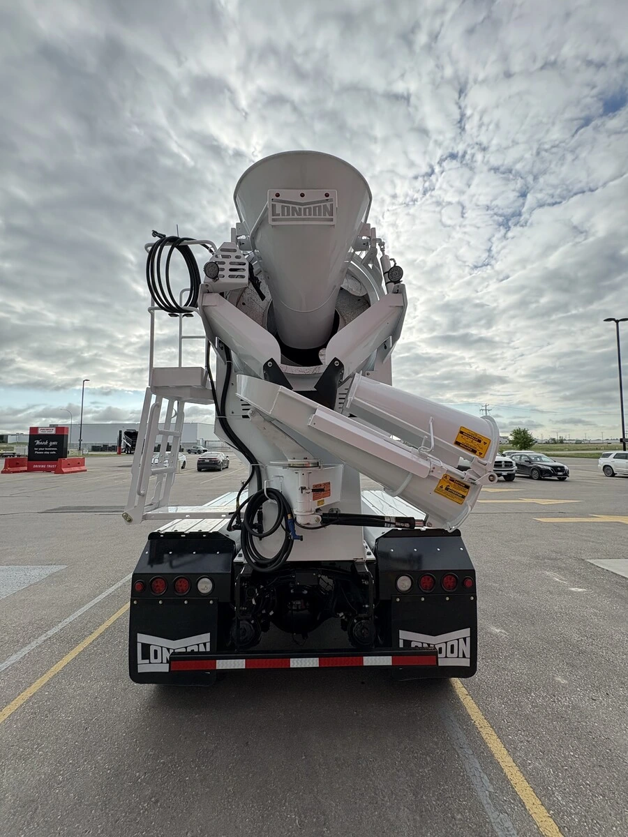 2027 Freightliner 114SD — photo 7
