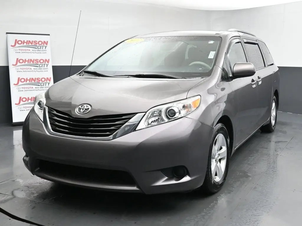 2014 Toyota Sienna LE photo 4