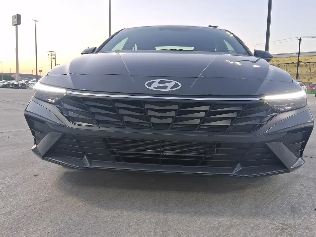 2025 Hyundai Elantra SEL Sport photo 2