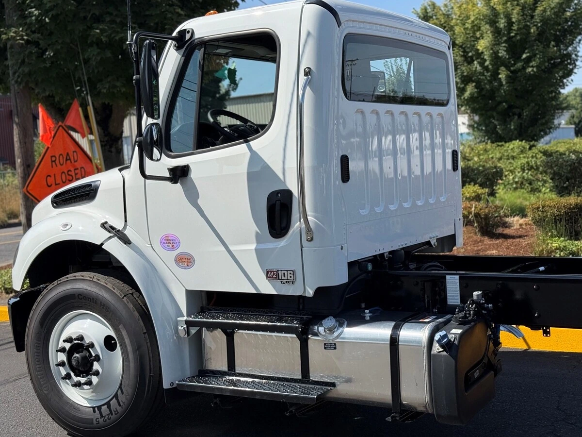 2027 Freightliner M2 106 — photo 7