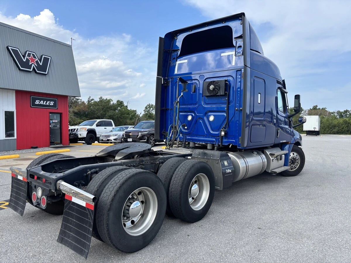 2023 Freightliner Cascadia — photo 6