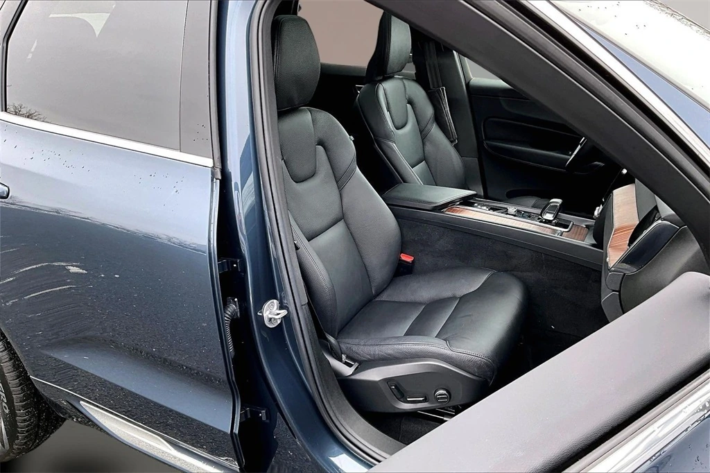 2023 Volvo - image 28