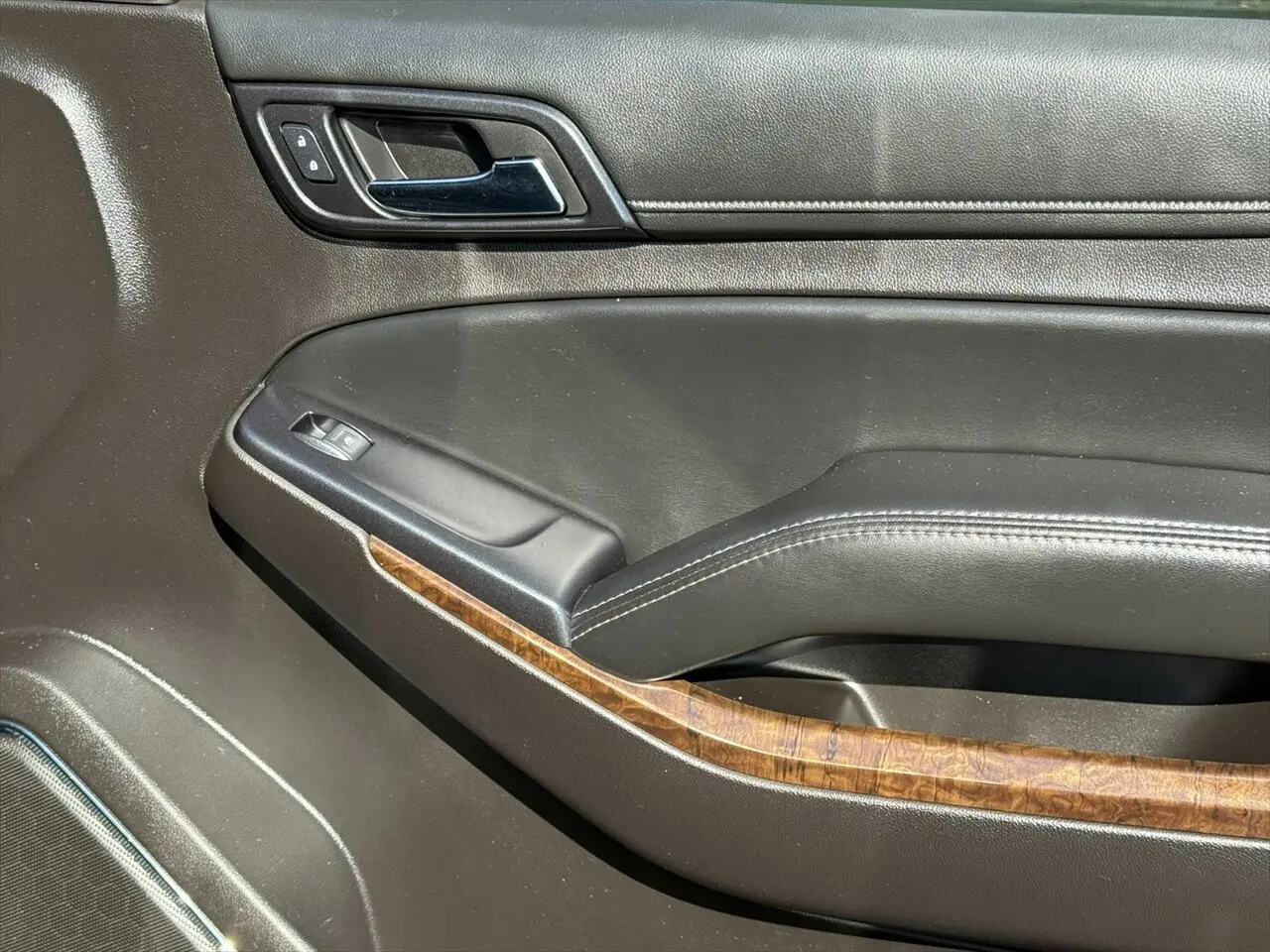 2016 Chevrolet Suburban LT photo 18