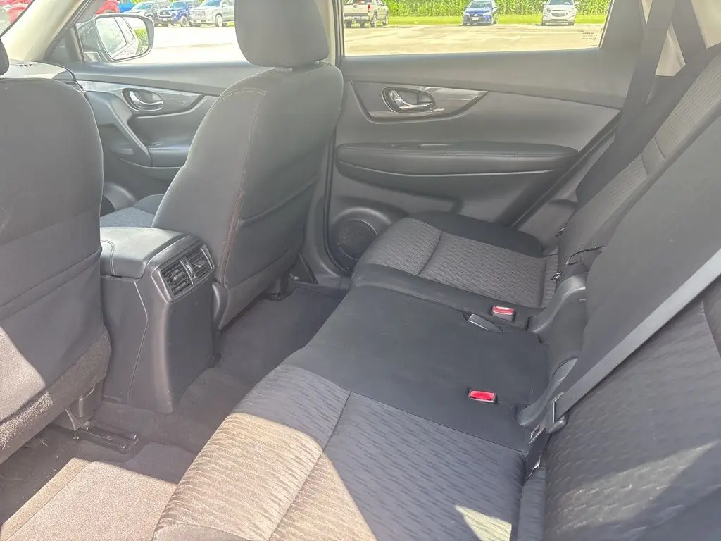 2017 Nissan Rogue SV photo 10
