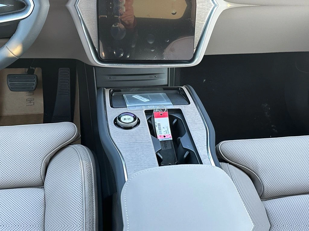 2026 Volvo - image 12