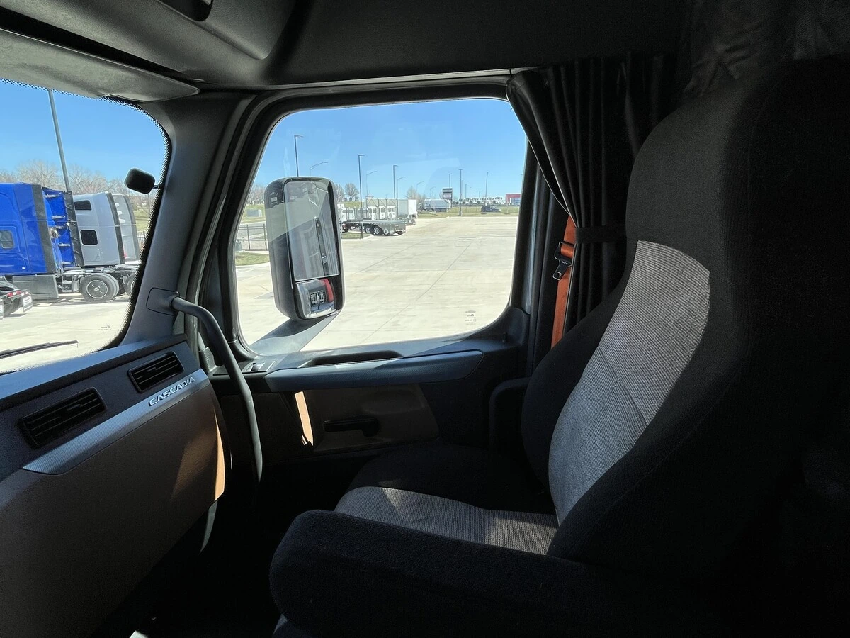 2022 Freightliner Cascadia - image 27
