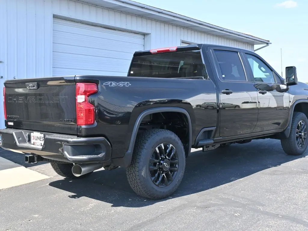 2026 Chevrolet Silverado 2500HD Custom photo 2