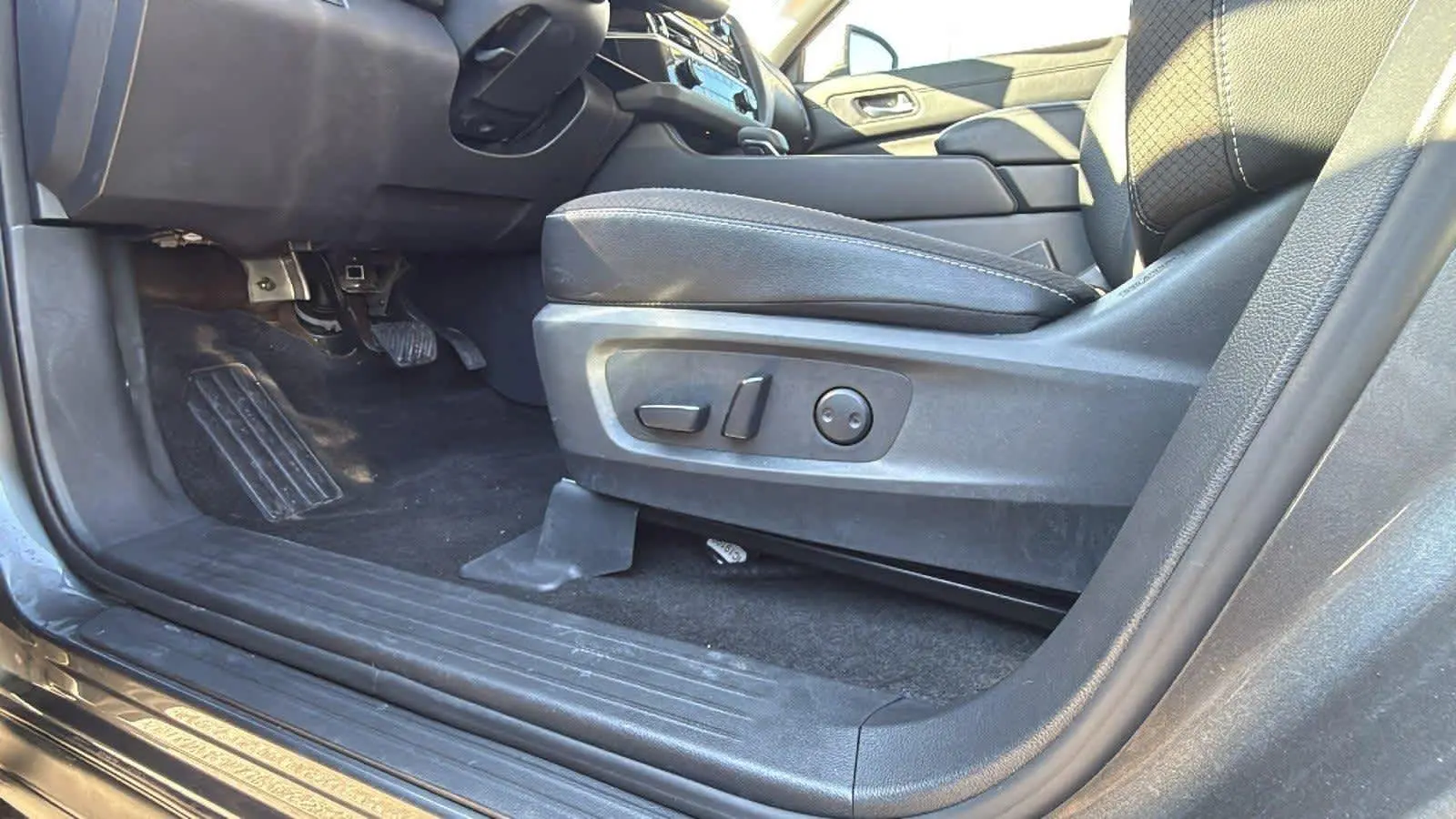 2024 Nissan Pathfinder SL photo 7