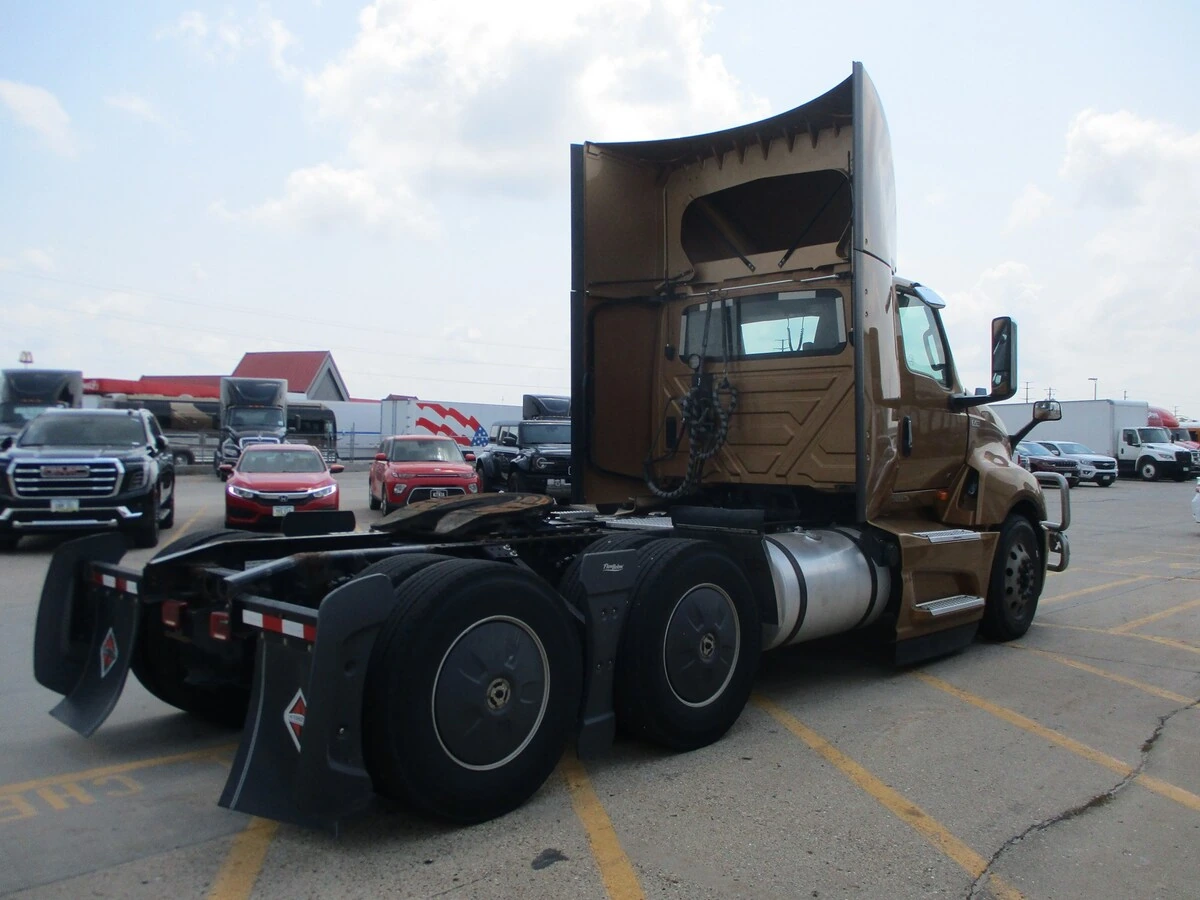 2022 International LT in Cedar Rapids, IA — photo 5