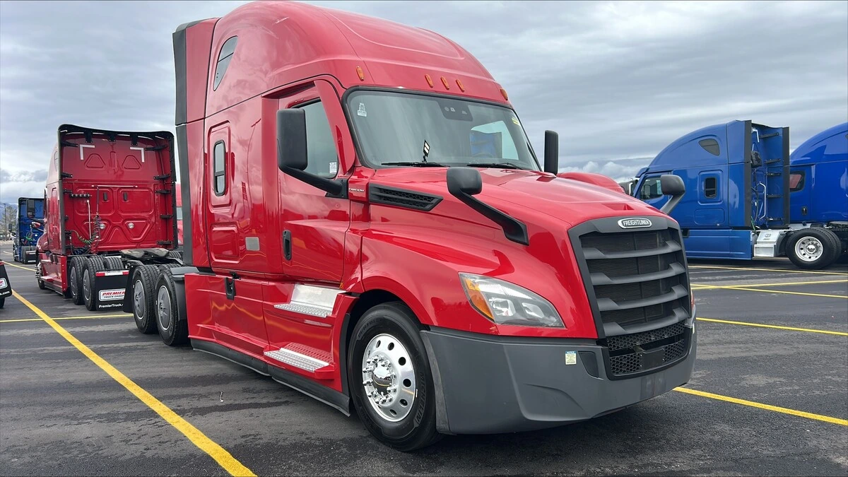 2022 Freightliner Cascadia - image 2