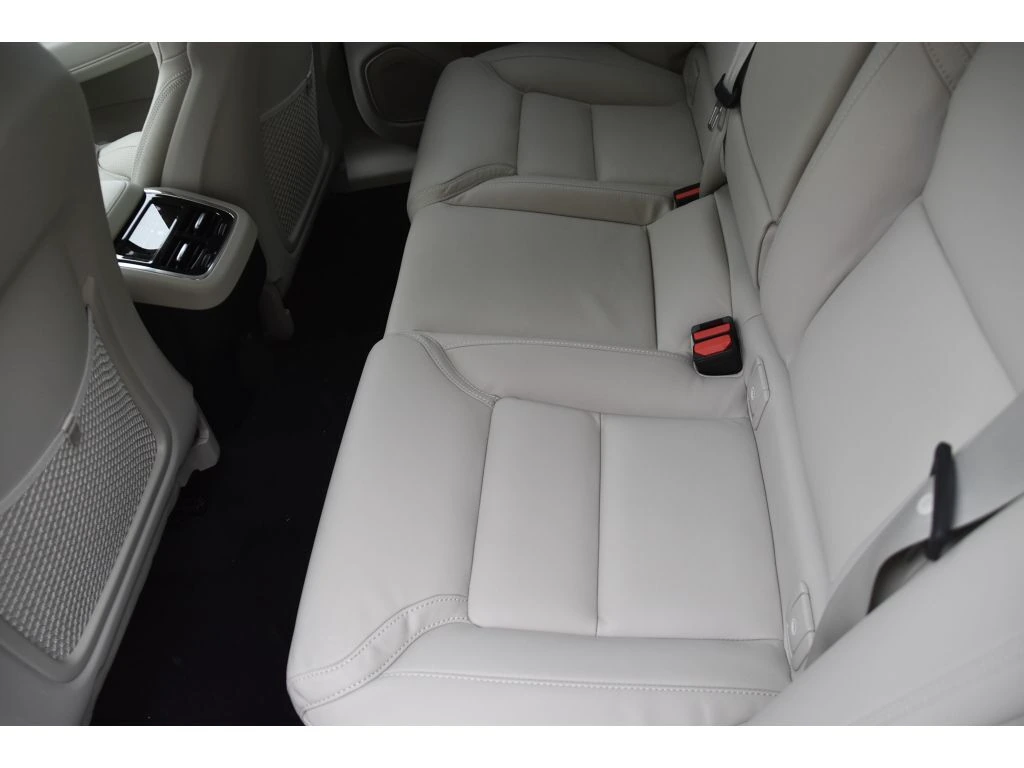 2026 Volvo - image 15