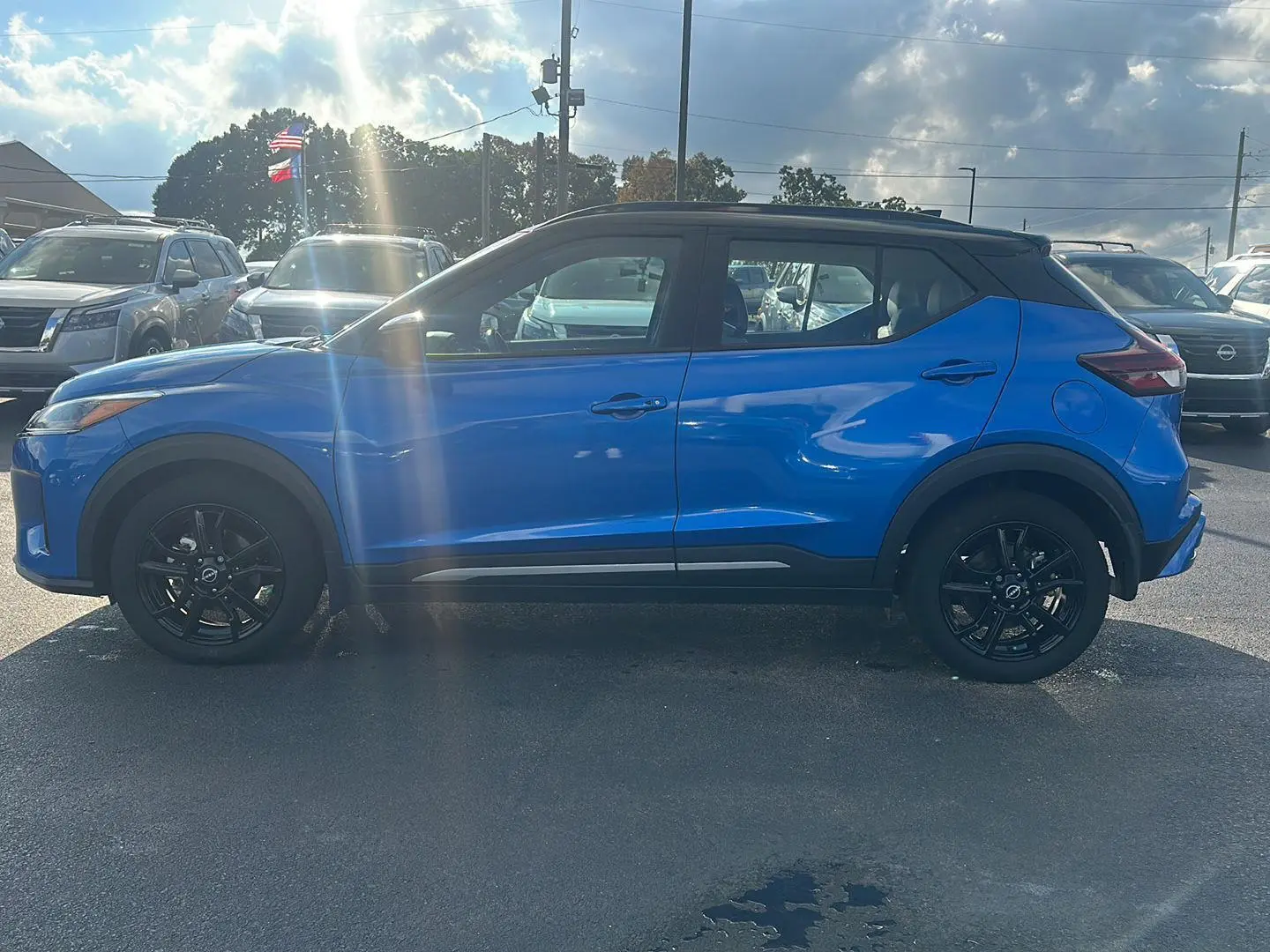 2023 Nissan Kicks SR photo 3