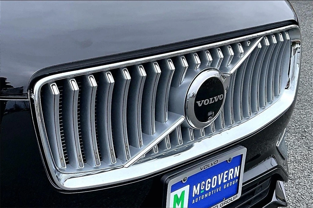 2025 Volvo - image 34
