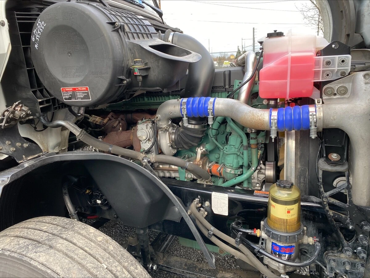 2018 Volvo VNL 860 - image 10