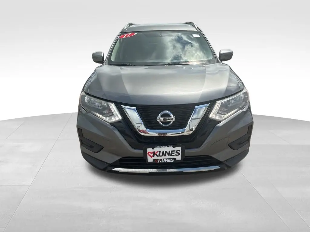 2017 Nissan Rogue SV photo 2