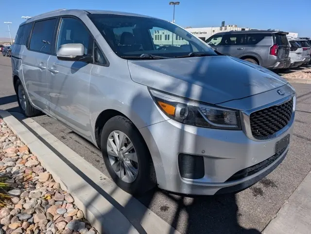 2017 Kia Sedona LX photo 3