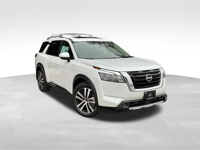 2025 Nissan Pathfinder Platinum's photo