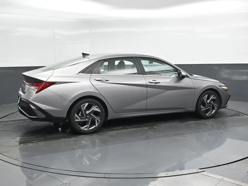 2024 Hyundai Elantra Limited photo 2