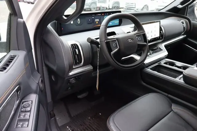 2025 Ford Expedition photo 4