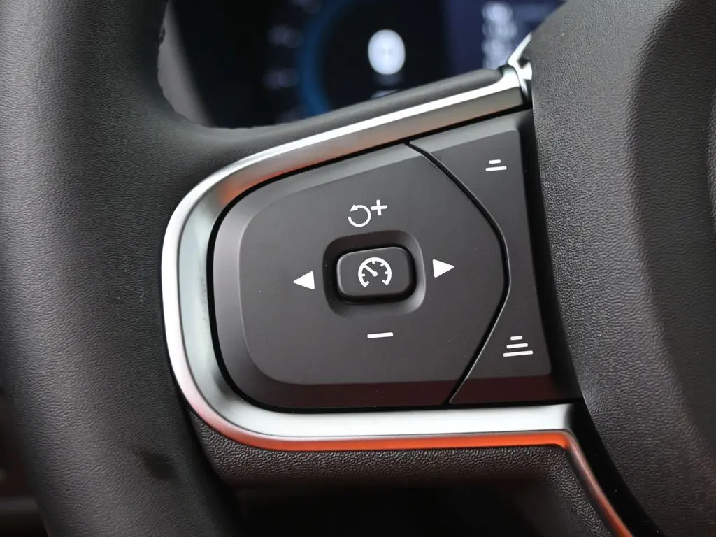 2025 Volvo - image 11