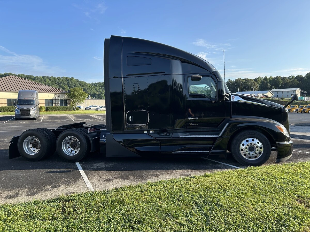 2023 Kenworth T680 — photo 8