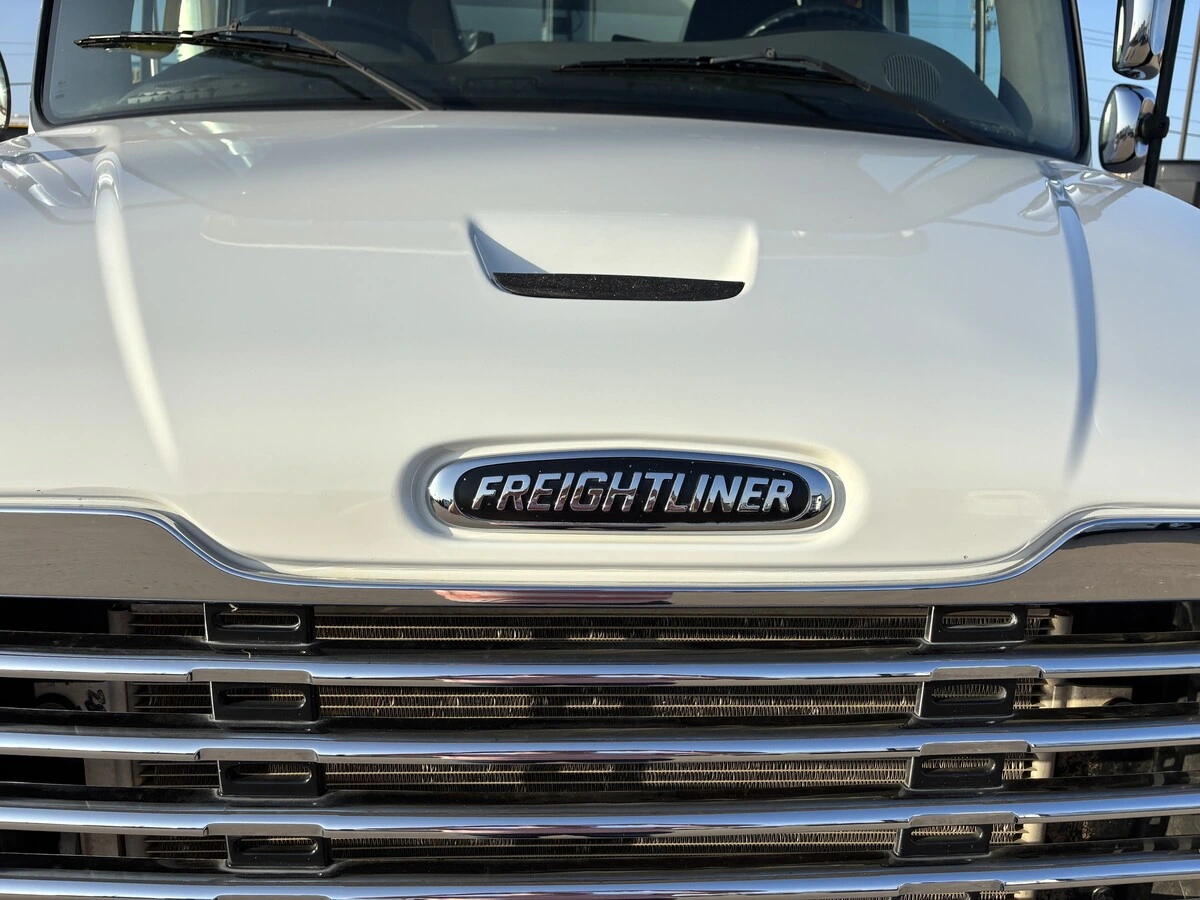 2023 Freightliner M2 106 — photo 3