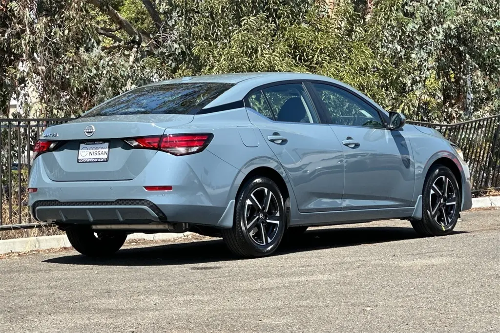 2025 Nissan Sentra SV photo 4