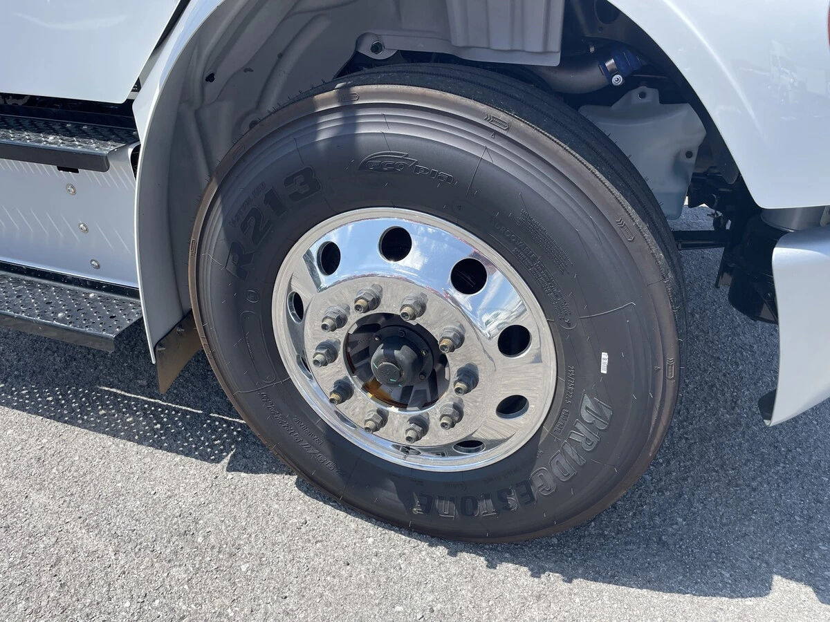 2027 Freightliner M2 106 — photo 4