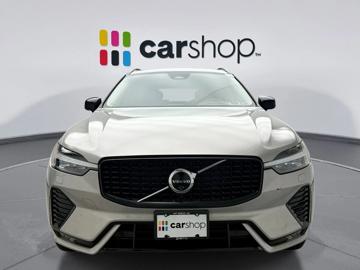 2025 Volvo - image 8