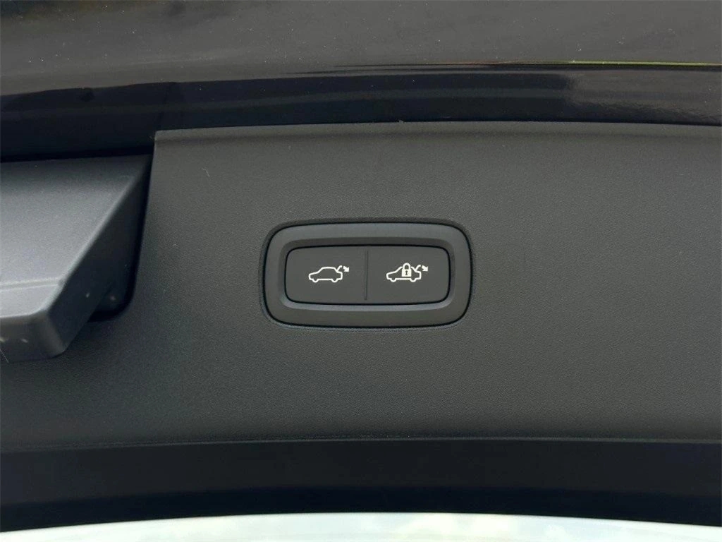 2025 Volvo - image 15