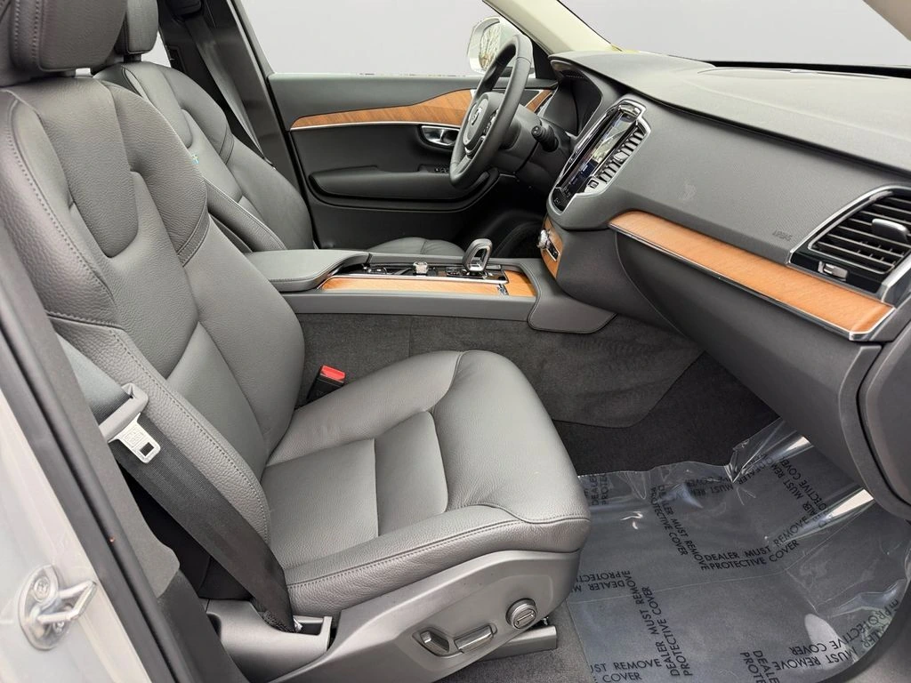 2025 Volvo - image 7