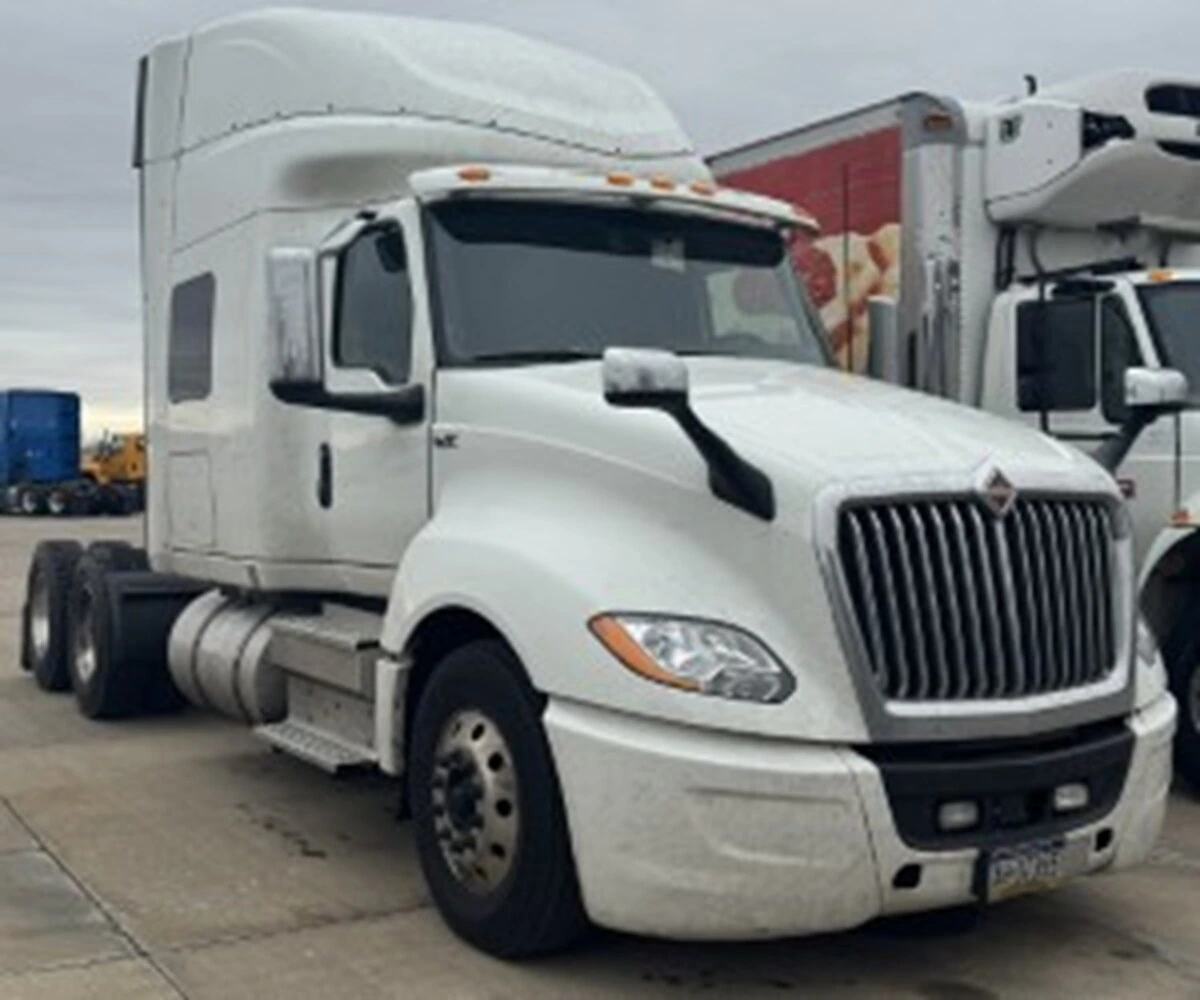2022 International LT - image 2