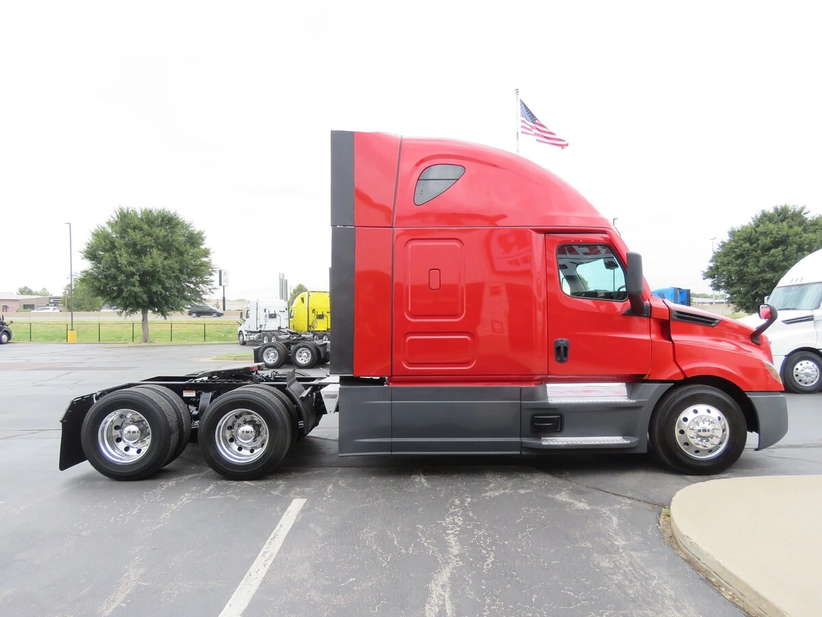 2023 Freightliner Cascadia — photo 8