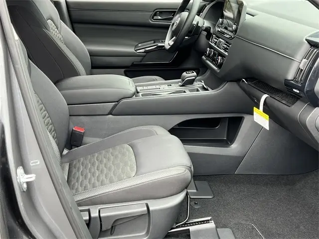 2025 Nissan Pathfinder S photo 23
